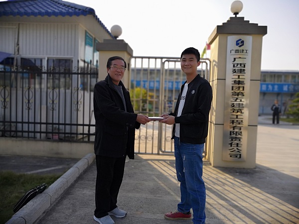 向畢業生徐偉強贈送紀念品