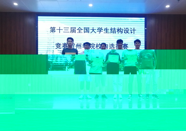 許勝才為獲獎學生頒獎